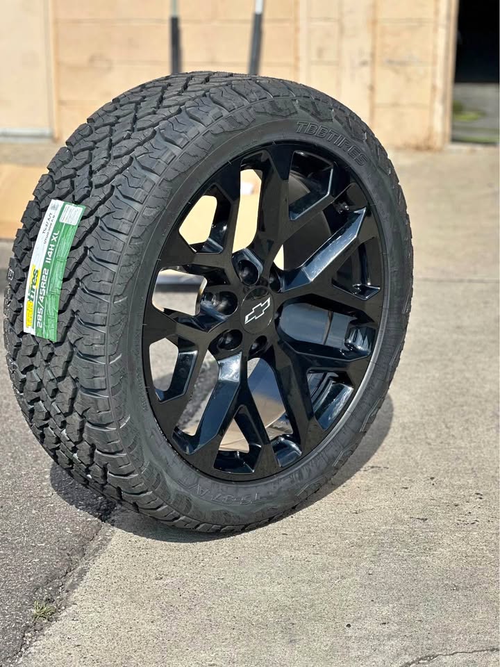 SET OF 4 22X9 Gloss Black Snowflake 6X139.7 With 4 Tires 285/45R22 TBB