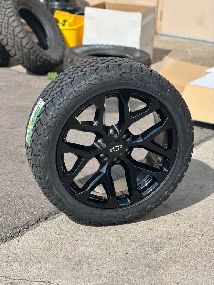 SET OF 4 22X9 Gloss Black Snowflake 6X139.7 With 4 Tires 285/45R22 TBB